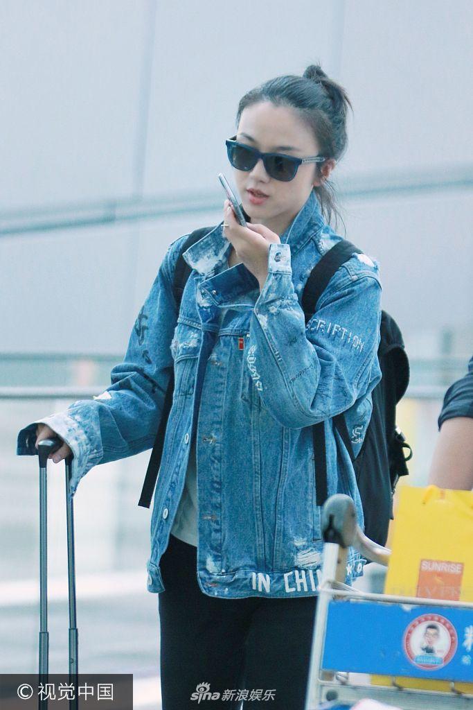 汤唯黑超遮面扎丸子头 穿牛仔装轻松随性又低调