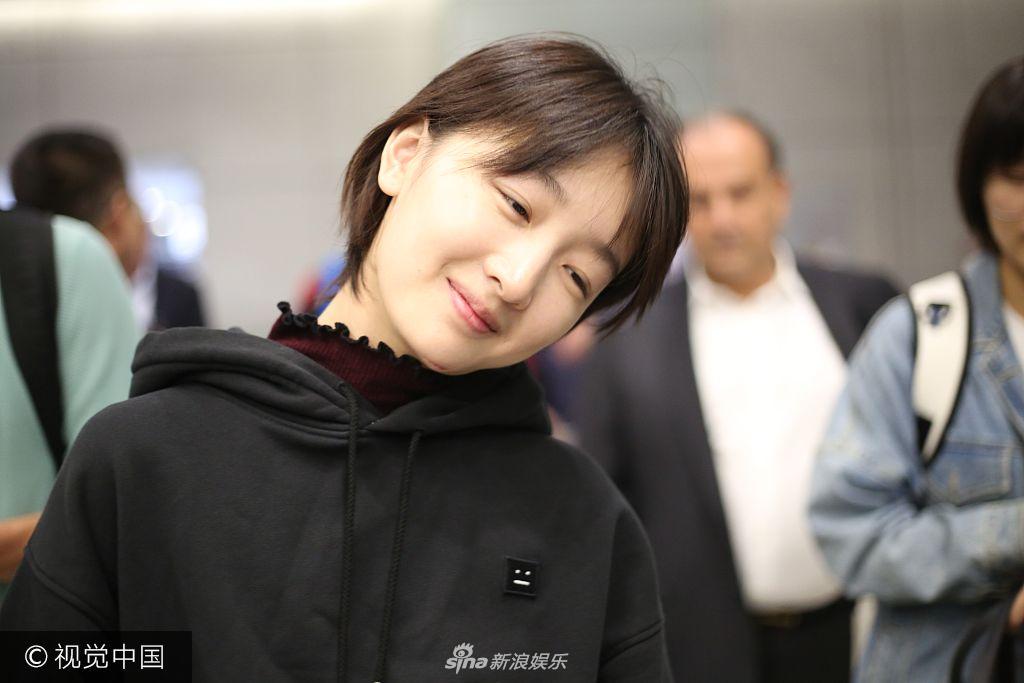 组图周冬雨下巴痊愈素颜露治愈系笑容大秀筷子腿