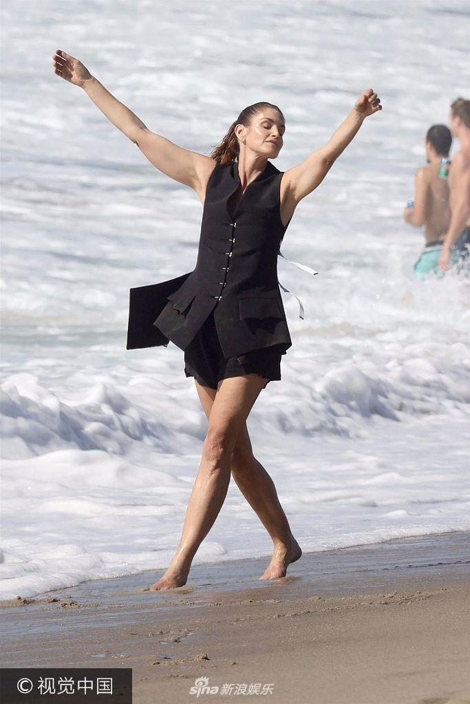 辛迪·克劳馥梳高马尾无违和感 ,不惧高爬栏杆秀美腿摆各种性感pose.