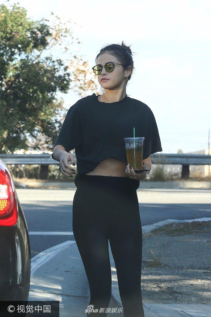 组图:赛琳娜健身后喝冷饮解暑 撩衣炫腹心情好