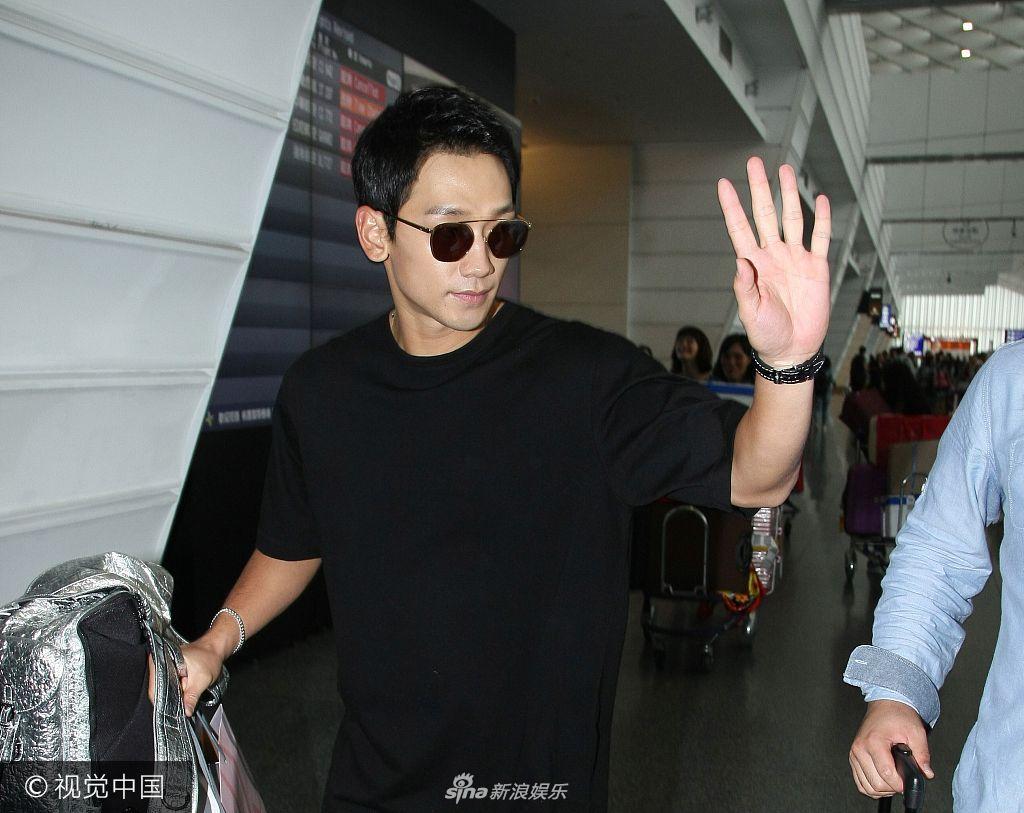 组图:"新晋奶爸"rain赴台湾礼貌挥手帅气满分_高清图集_新浪网