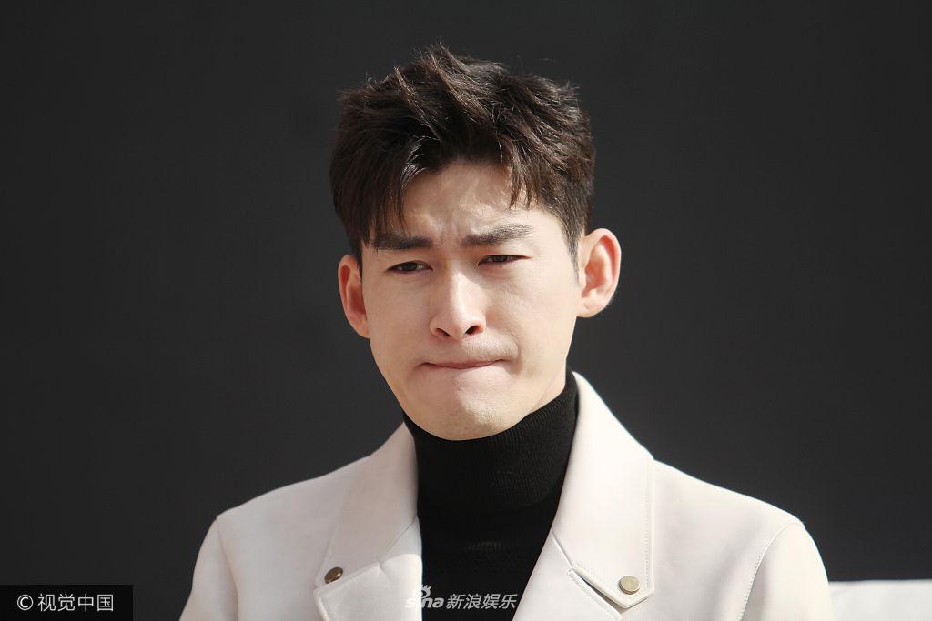 组图:"塘主"张翰变表情包 抿嘴眯眼小动作不断