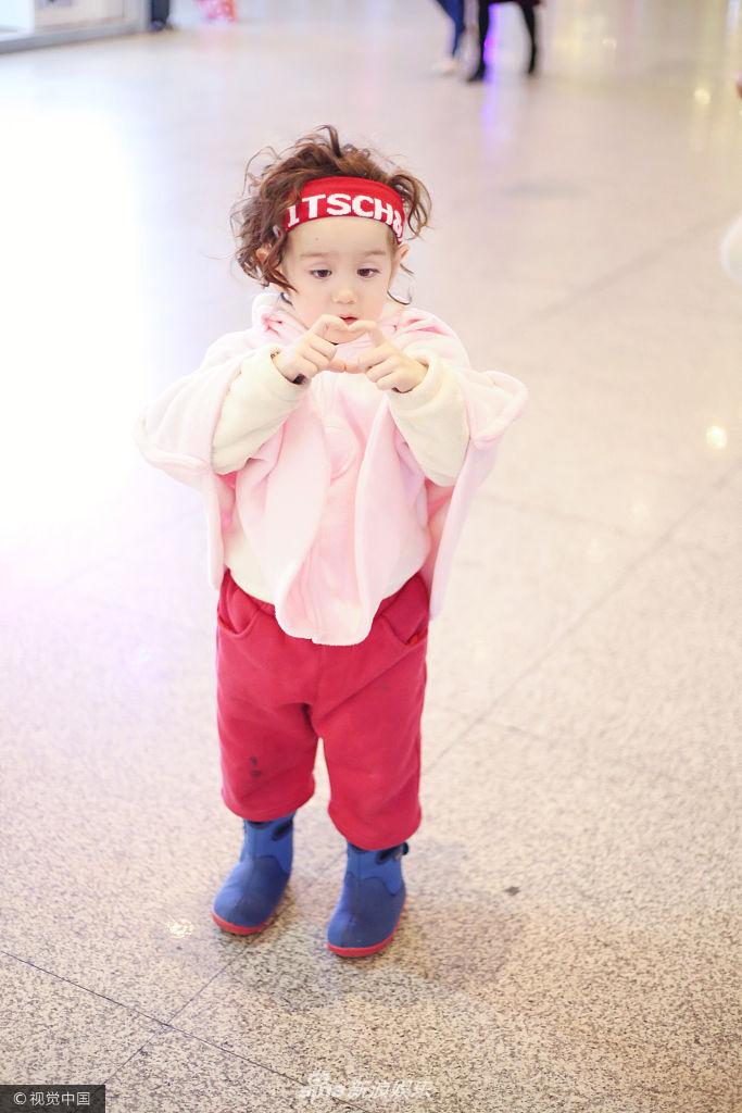 组图:我最妖娆!jackson周嘉诚穿小斗篷粉嫩呆萌