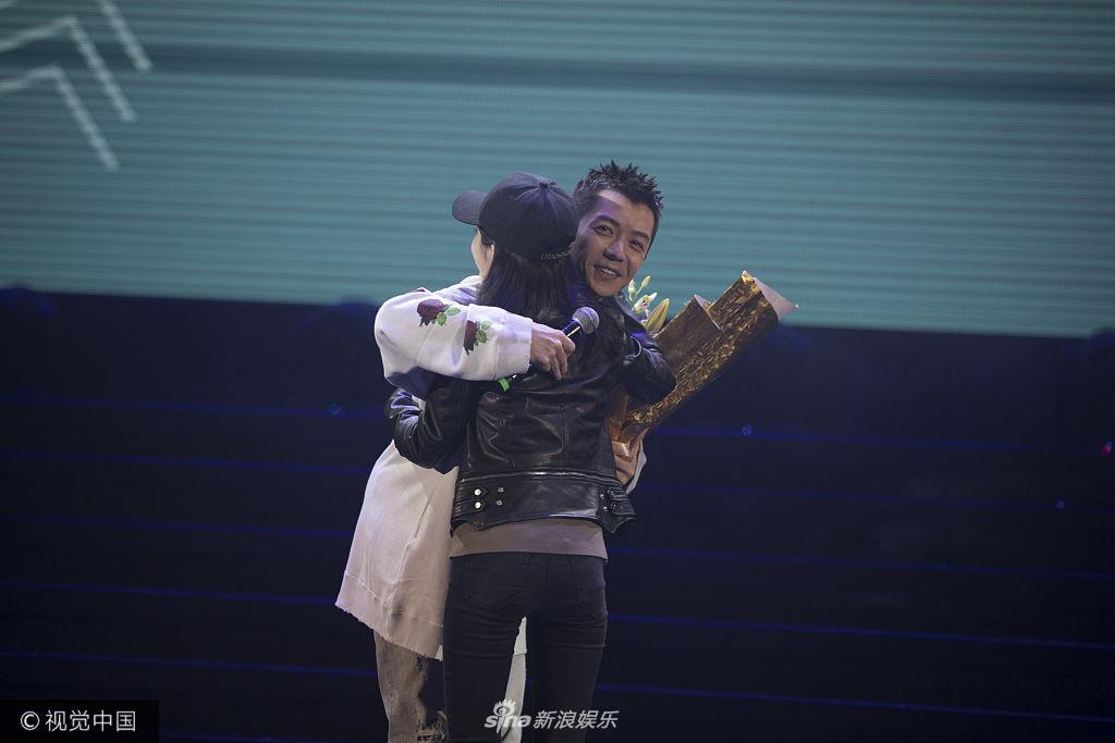 组图:王栎鑫歌友会被粉丝熊抱 自曝家庭地位最低_高清图集_新浪网