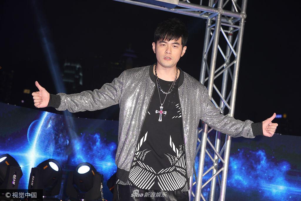 组图:看不懂!周杰伦哈伦皮裤造型辣眼