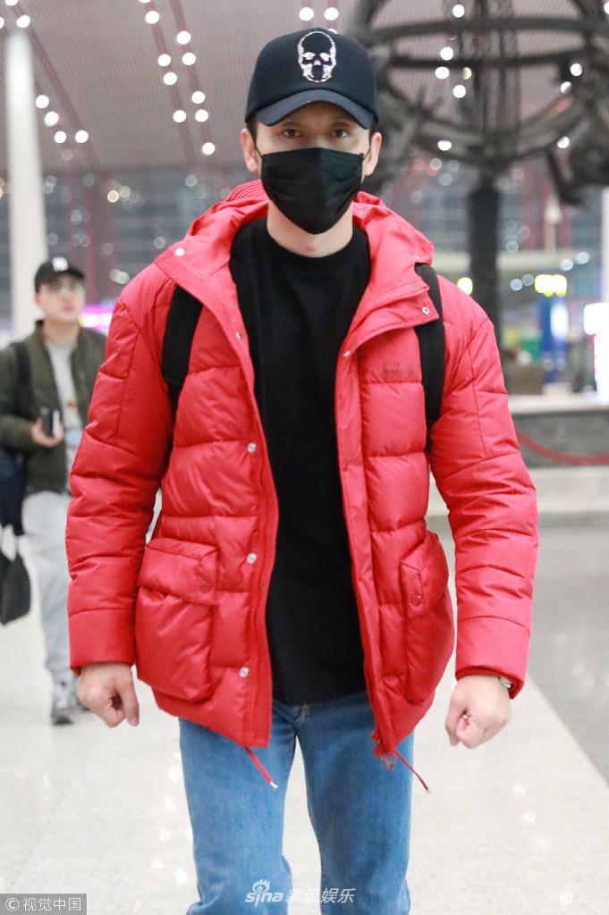 李晨大红羽绒服满满直男感,口罩帽子遮面走路握拳.(视觉中国/图)