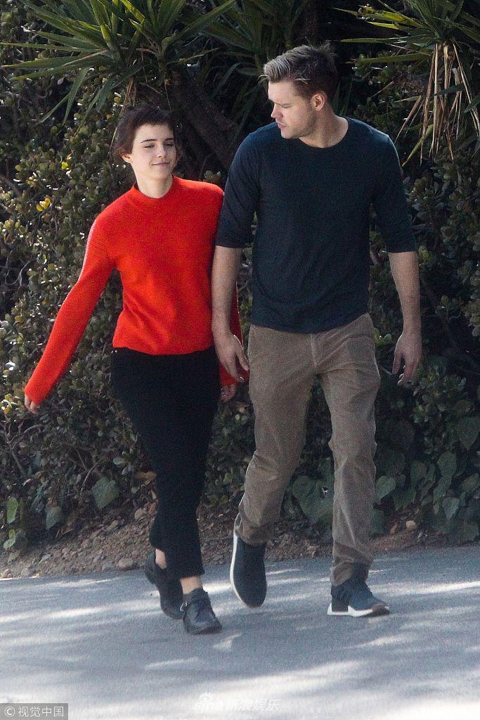 组图:艾玛沃特森当街豪放脱衣 新男友贴心扯衣角防走光