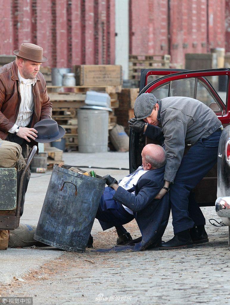 组图:心疼!布鲁斯威利斯似不慎跌倒 被人拖上轿车