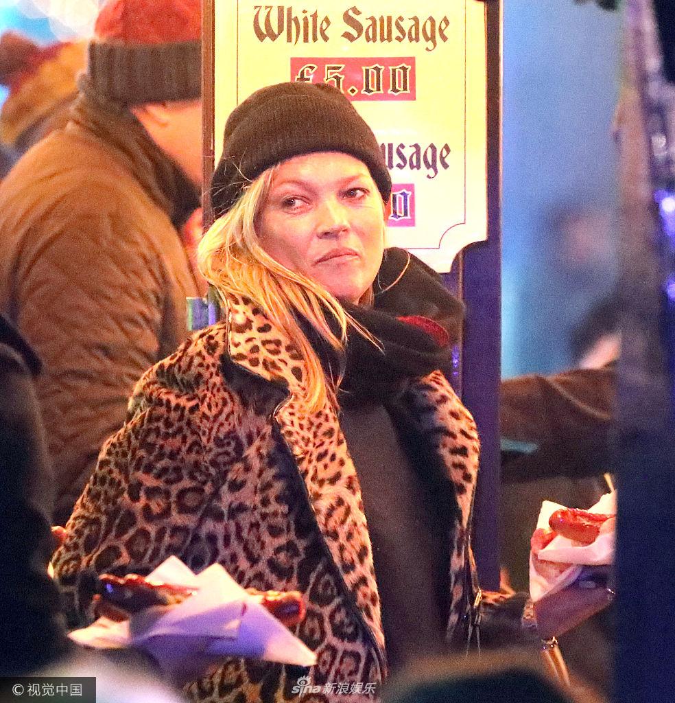 组图:凯特摩丝穿豹纹外套素颜玩乐 脸上岁月痕迹明显_高清图集_新浪网