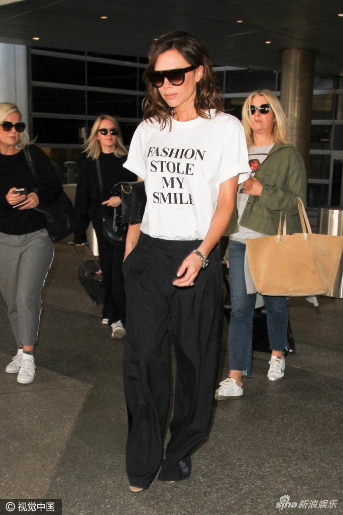 组图:气场十足!维多利亚白t黑裤干练现身
