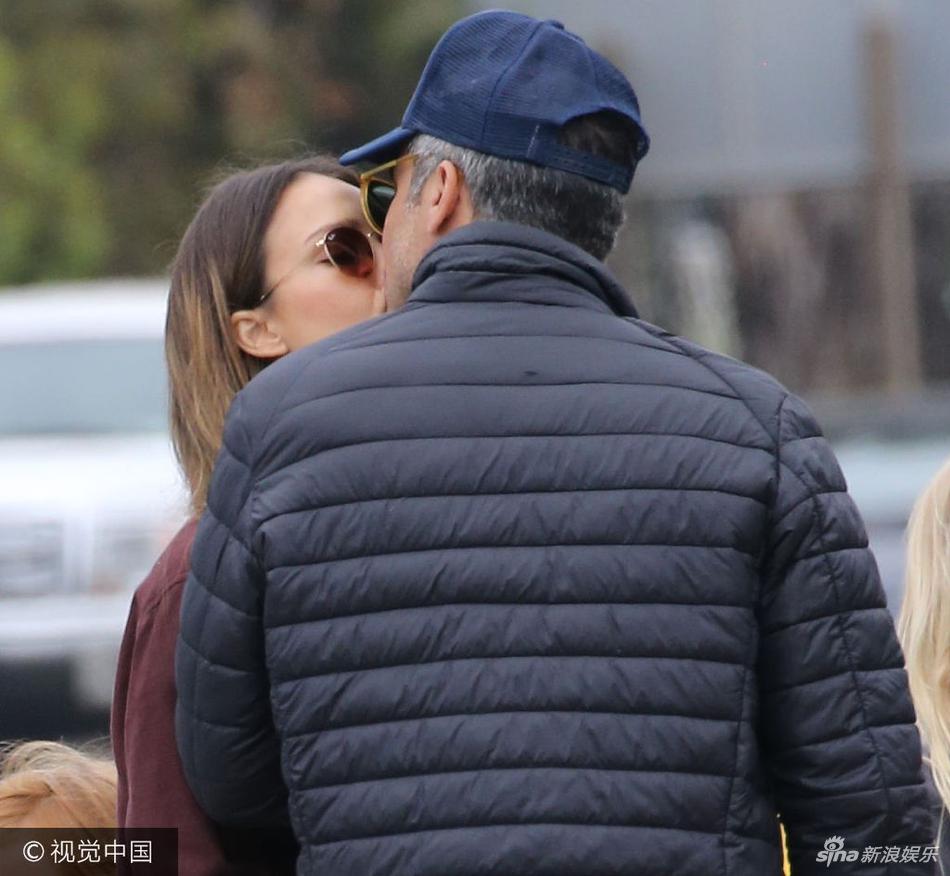 杰西卡阿尔芭素颜出街显臃肿 与老公当街热吻