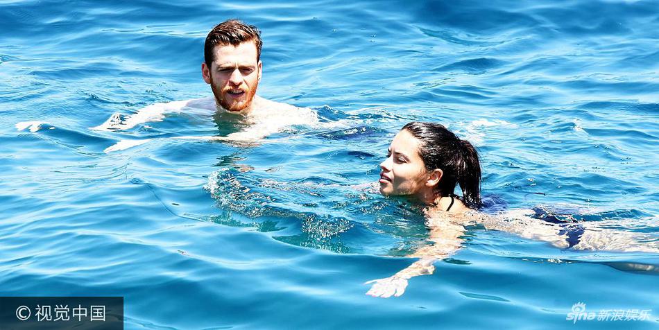 组图:维密超模泳池湿身度假 穿比基尼秀魔鬼身材_高清图集_新浪网