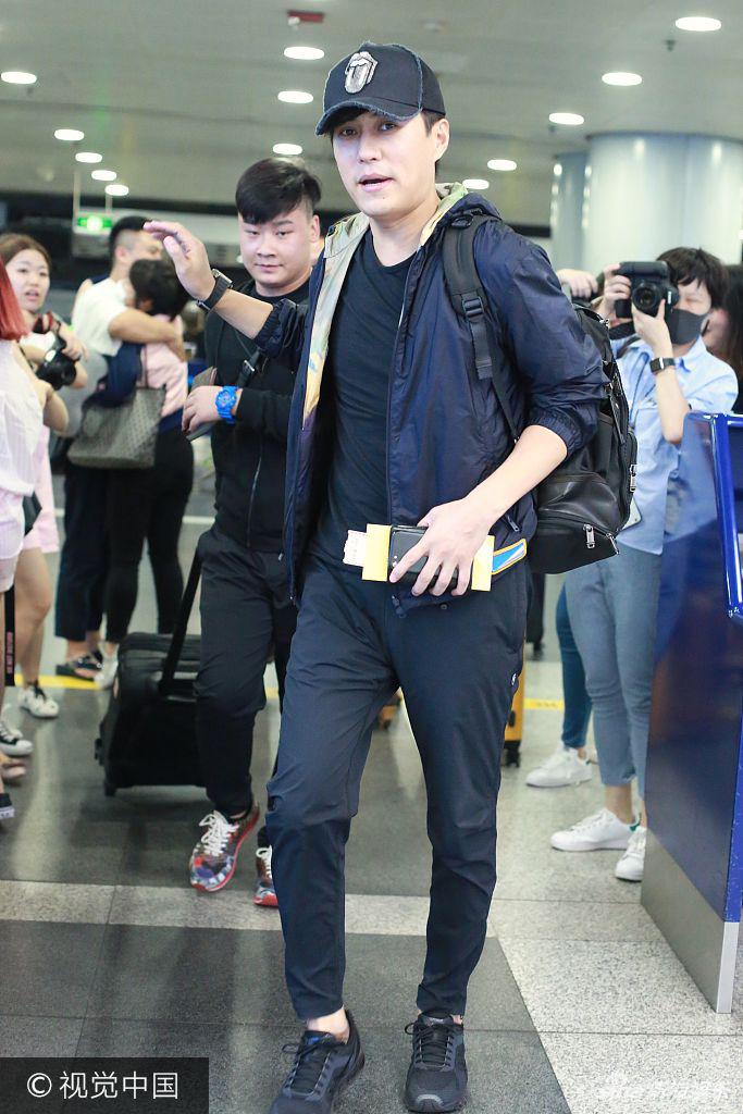 组图靳东出演贺涵后人气大涨机场被围堵