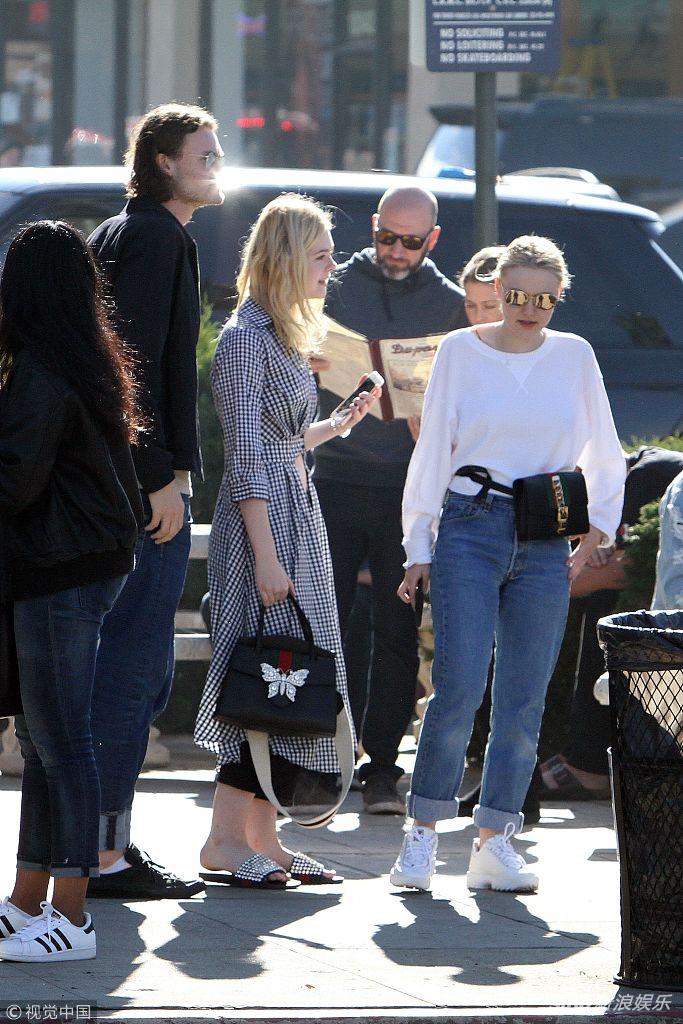 组图:达科塔范宁与男友甜蜜牵手 妹妹艾丽变电灯泡笑吃狗粮