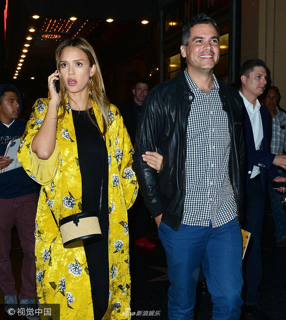 组图杰西卡挺大肚与老公约会亮黄外套闪瞎眼遭围堵索签名