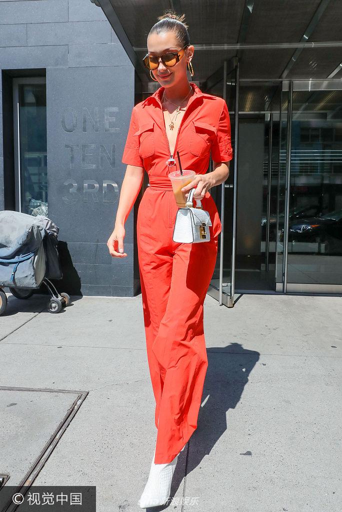 新浪娱乐讯  年8月25日,贝拉-哈迪德(bella hadid)离开公寓.