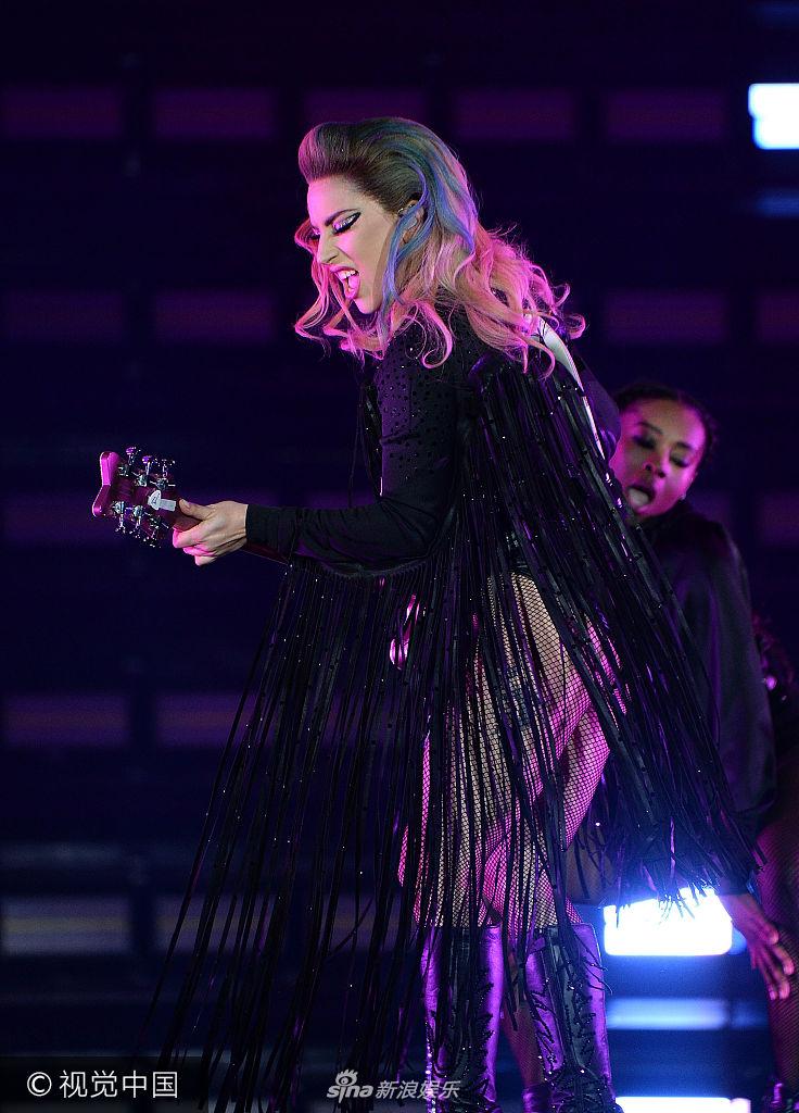 42:54 1 / 5 新浪娱乐讯 8月28日,lady gagajoanne 世界巡回演唱会