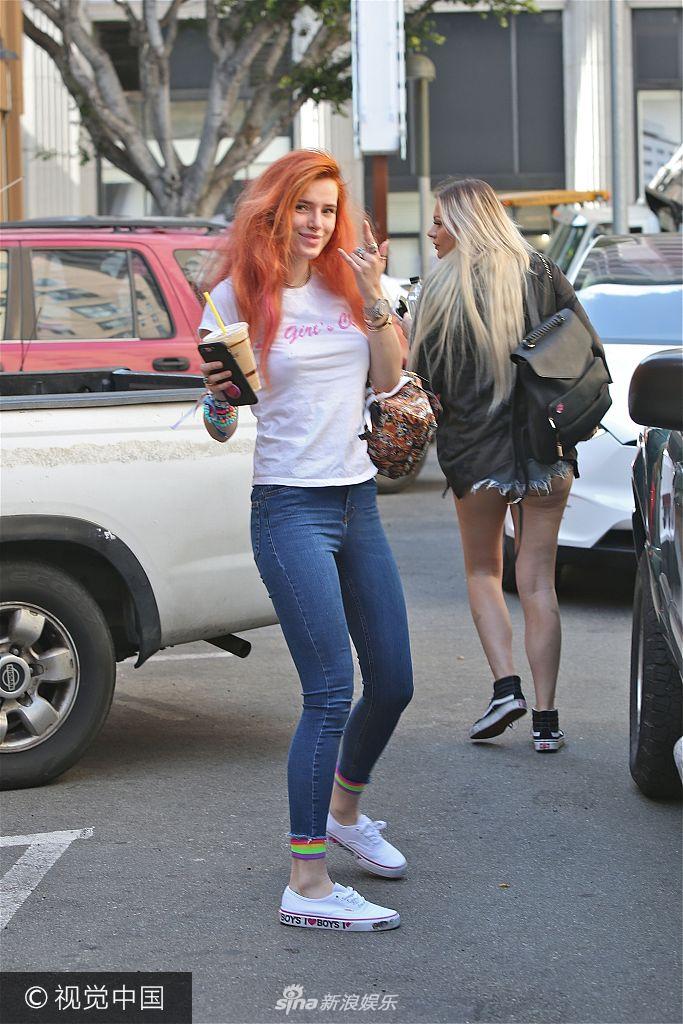新浪娱乐讯 当地时间2017年10月2日,贝拉-索恩(bella thorne)身着白t