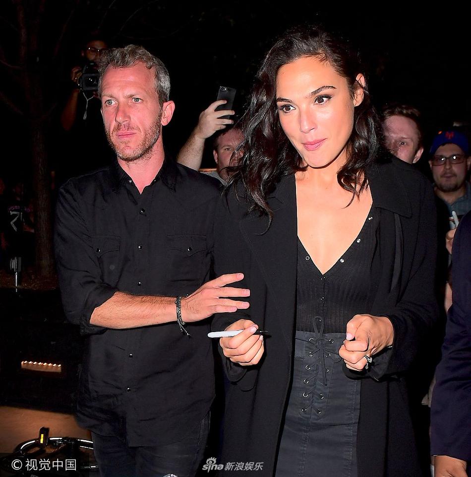 组图盖尔加朵外出遭围堵获老公开道挥手谢绝签名要求