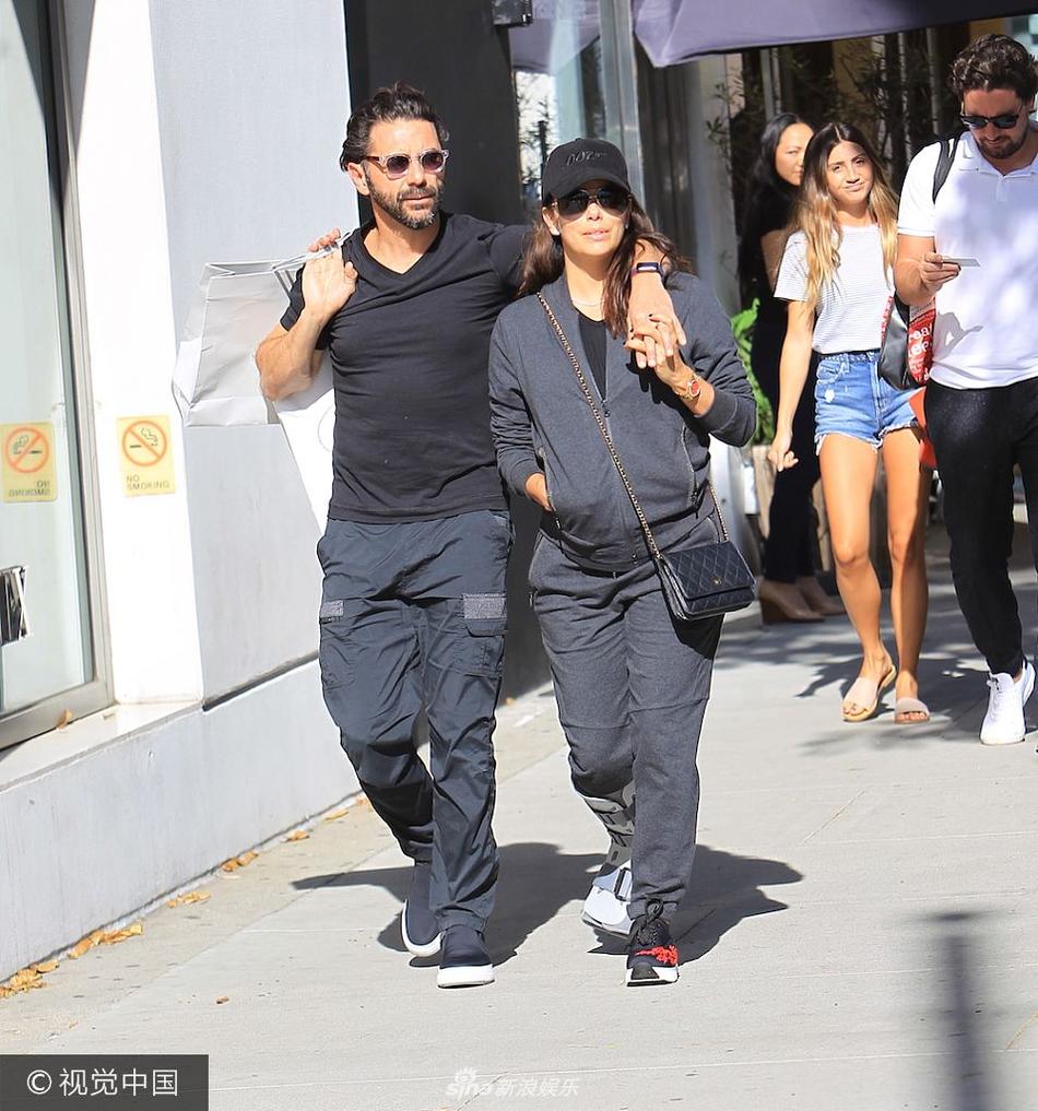 组图:伊娃-朗格利亚与老公外出觅食 勾肩搭背似连体婴