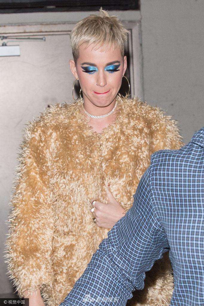 组图:"水果姐"浓妆艳抹现身夜店 蓝眼影配红唇气场足