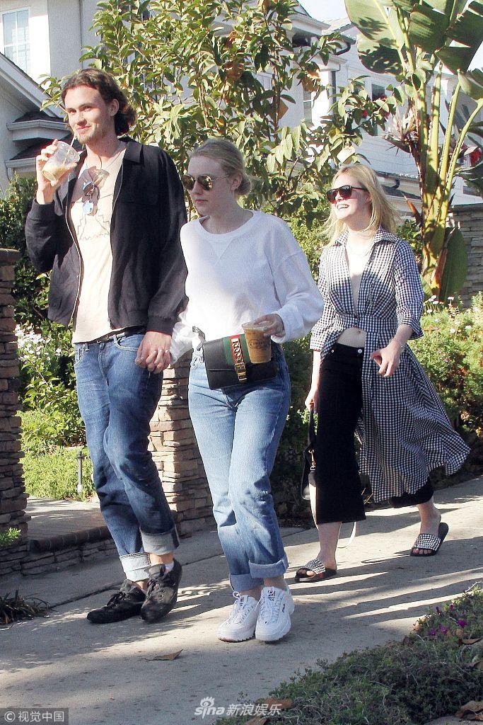 组图:达科塔·范宁与男友跨年甜蜜牵手 妹妹艾丽笑吃狗粮