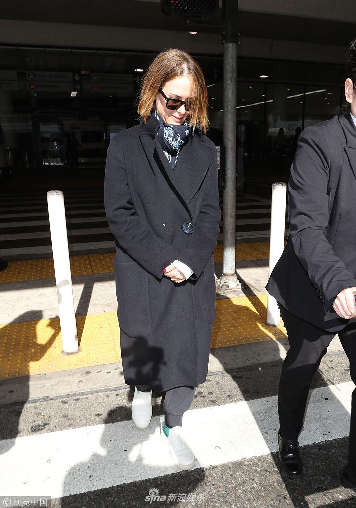 新浪娱乐讯 "香蕉姐"莎拉·保罗森(sarah paulson)身着黑色长大衣现身