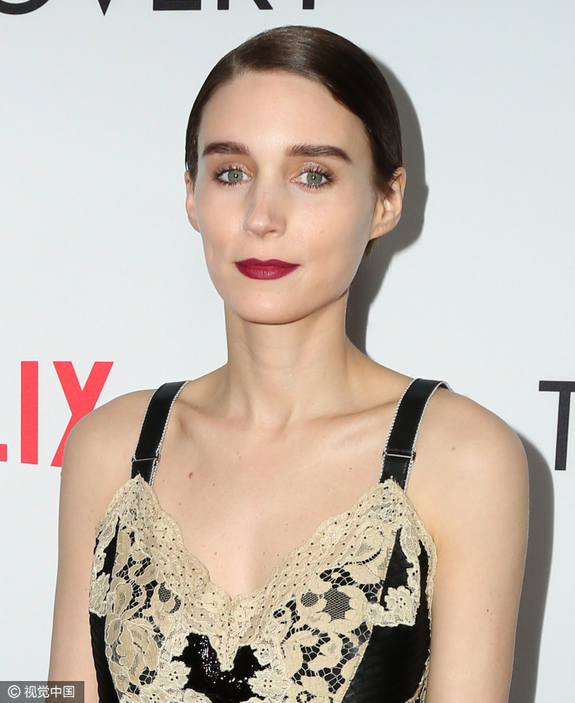 鲁妮-玛拉蕾丝吊带裙配红唇 性感秀迷人锁骨