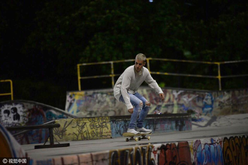 贾斯汀·比伯(justin bieber)白t,牛仔裤夜晚独自玩滑板,大秀高超技艺