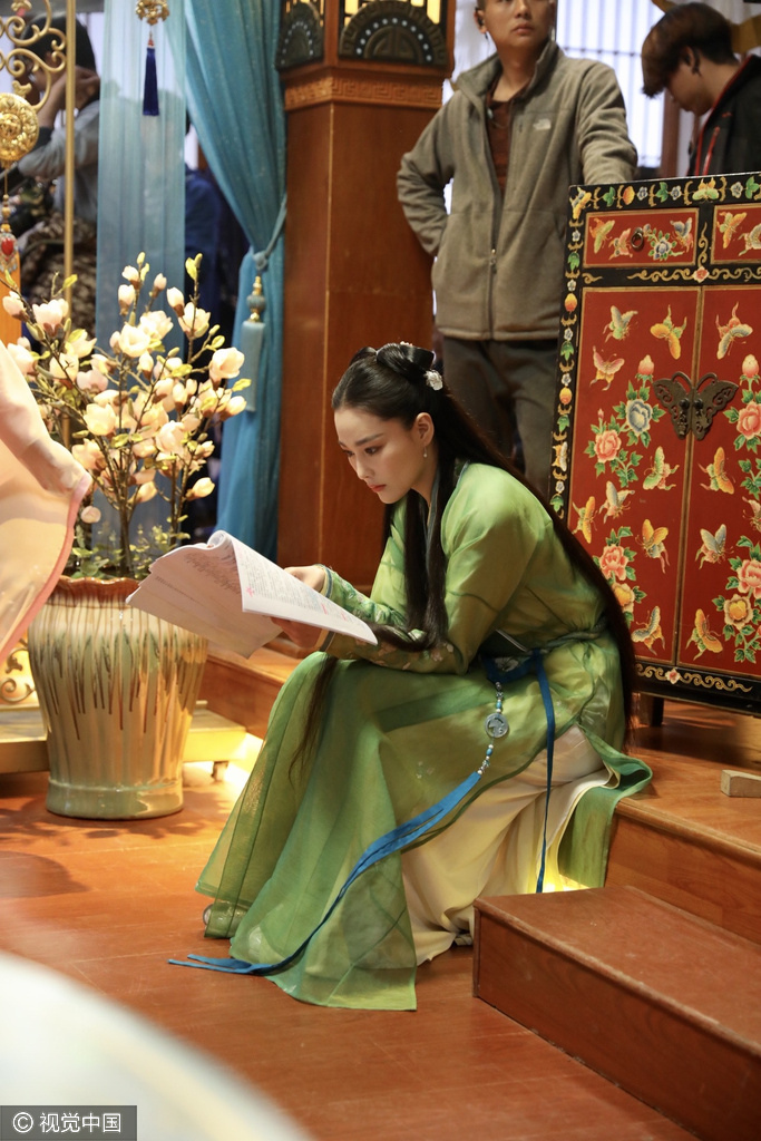 组图张馨予翠绿古装少女感满满坐台阶读剧本接地气