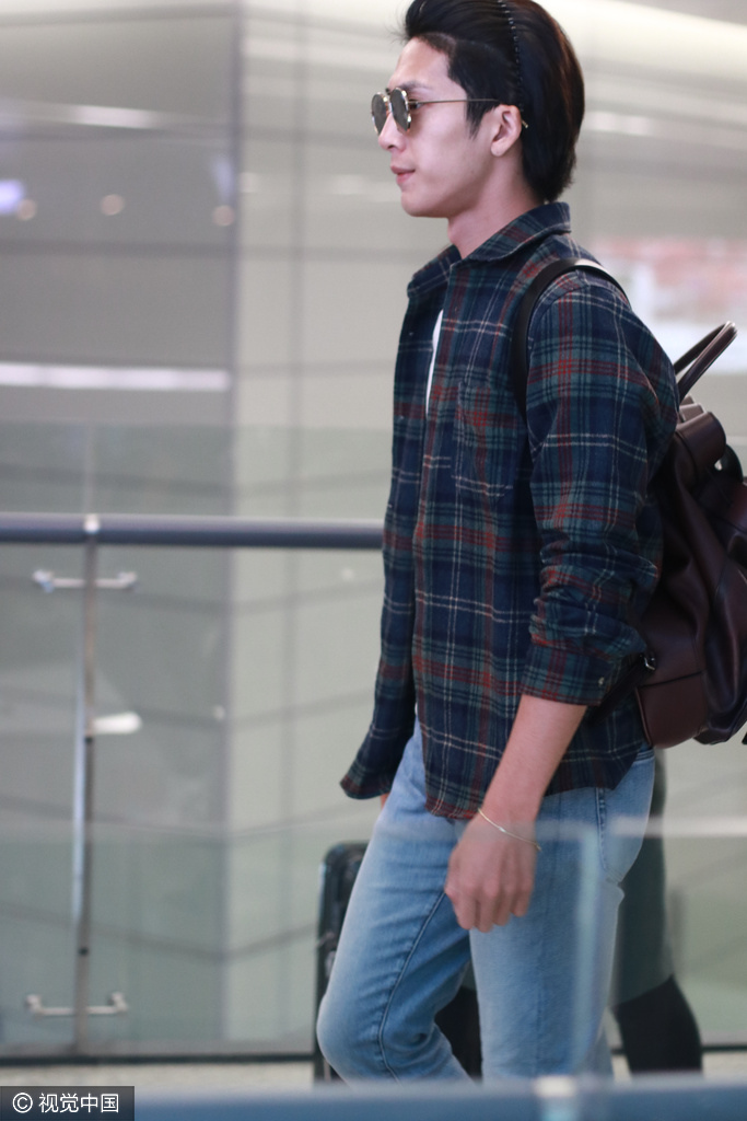 井柏然头戴发箍变背头