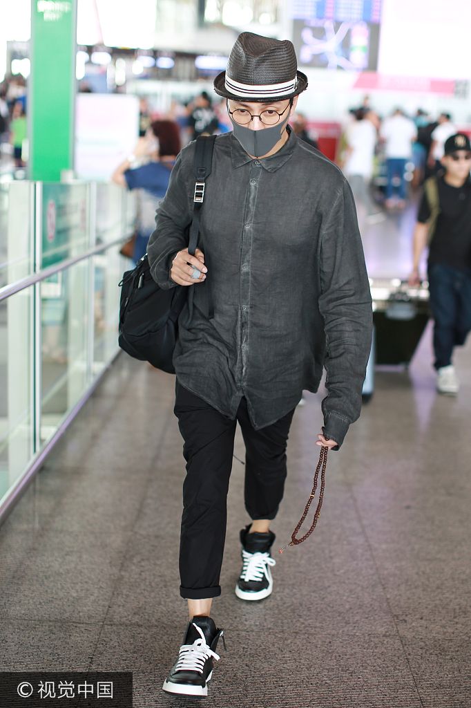 组图陈坤灰衣灰口罩现身机场手持佛珠大步流星