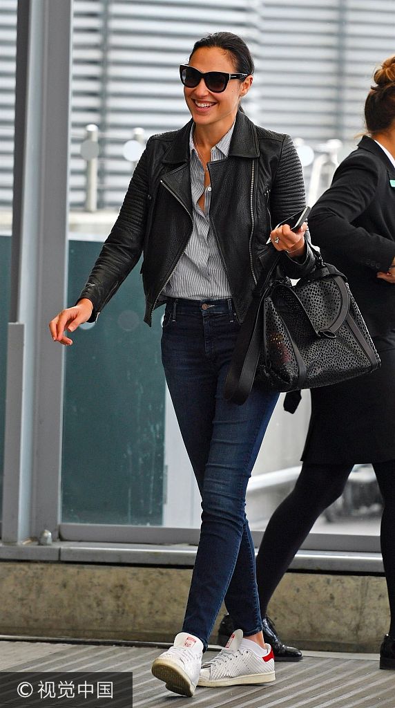 组图:"神奇女侠"加朵穿皮衣架黑超出街帅气十足