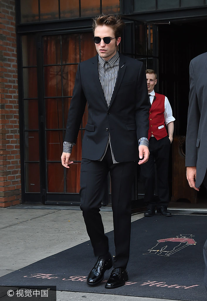 组图:帕丁森剃胡子颜值上线 西装革履走路带风