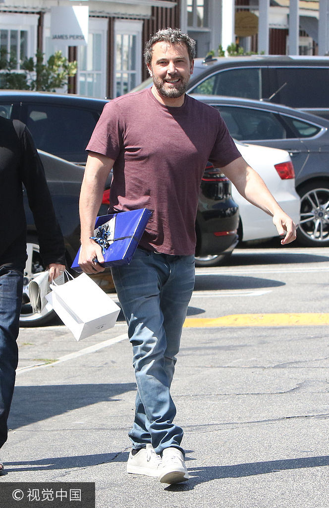 组图:阿弗莱克现身街头胸肌抢镜 手拿礼物满脸微笑