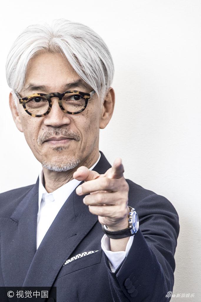 组图:坂本龙一亮相威尼斯电影节 白发风度翩翩