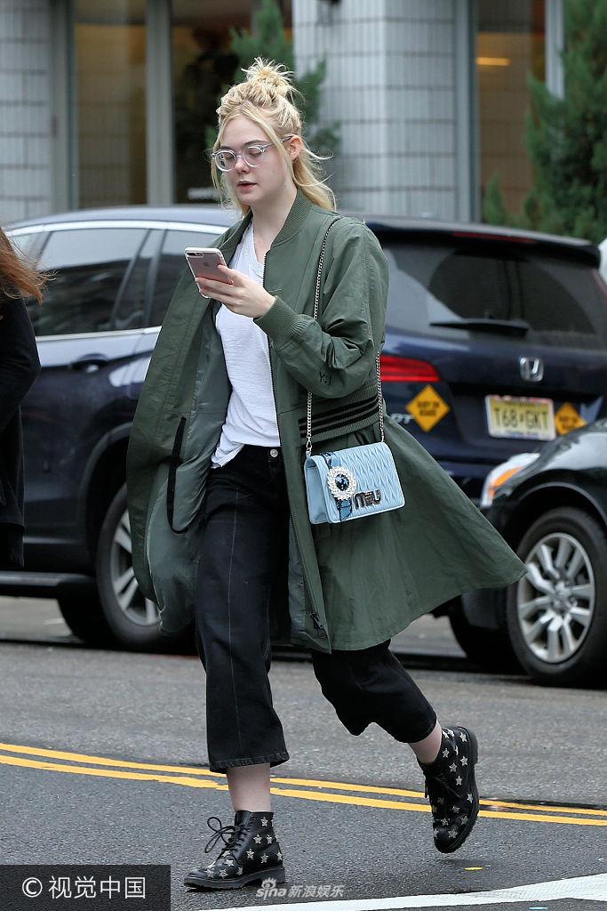 组图:艾丽·范宁头发凌乱双眼无神 素颜皮肤白皙嫩滑