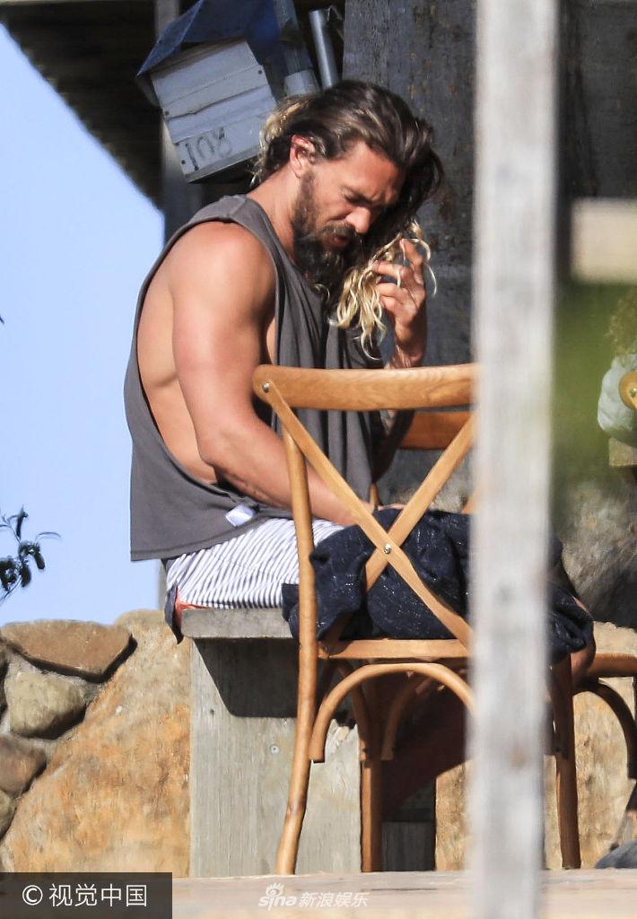 组图:杰森·莫玛海滩冲浪似行走的荷尔蒙 整理秀发反差萌_高清图集