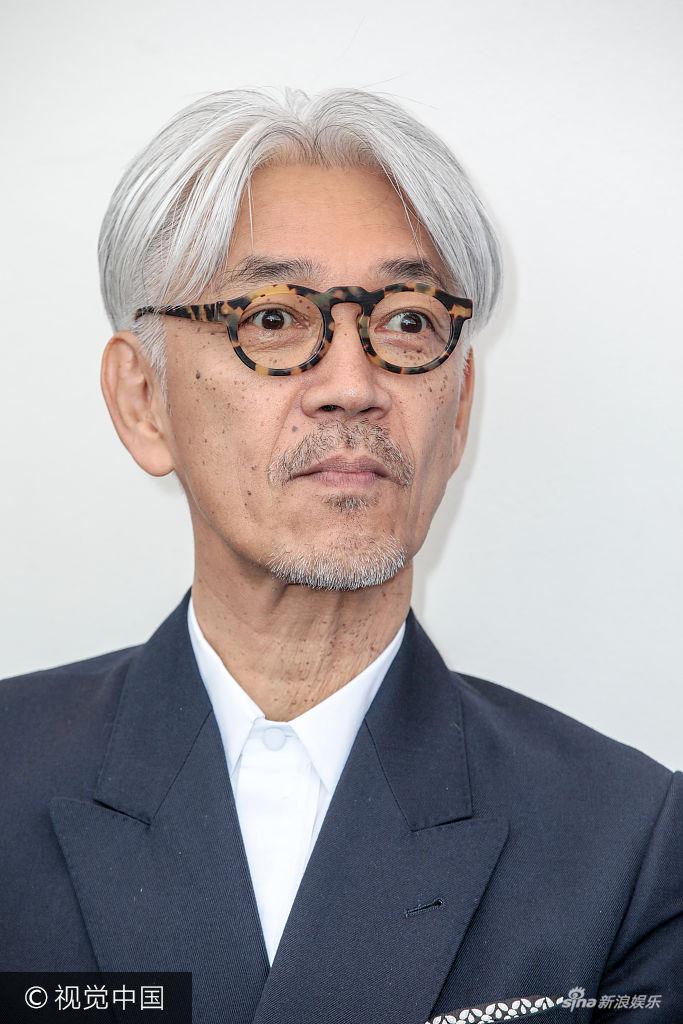 组图:坂本龙一亮相威尼斯电影节 白发风度翩翩