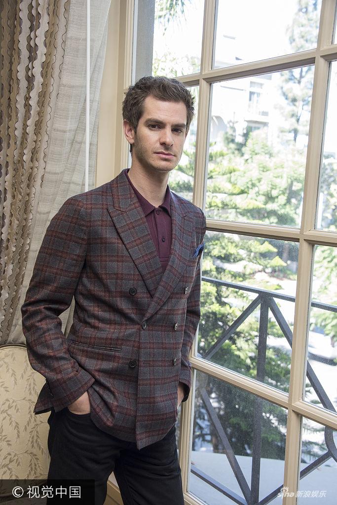 组图安德鲁加菲尔德格纹西装帅气露阳光笑容