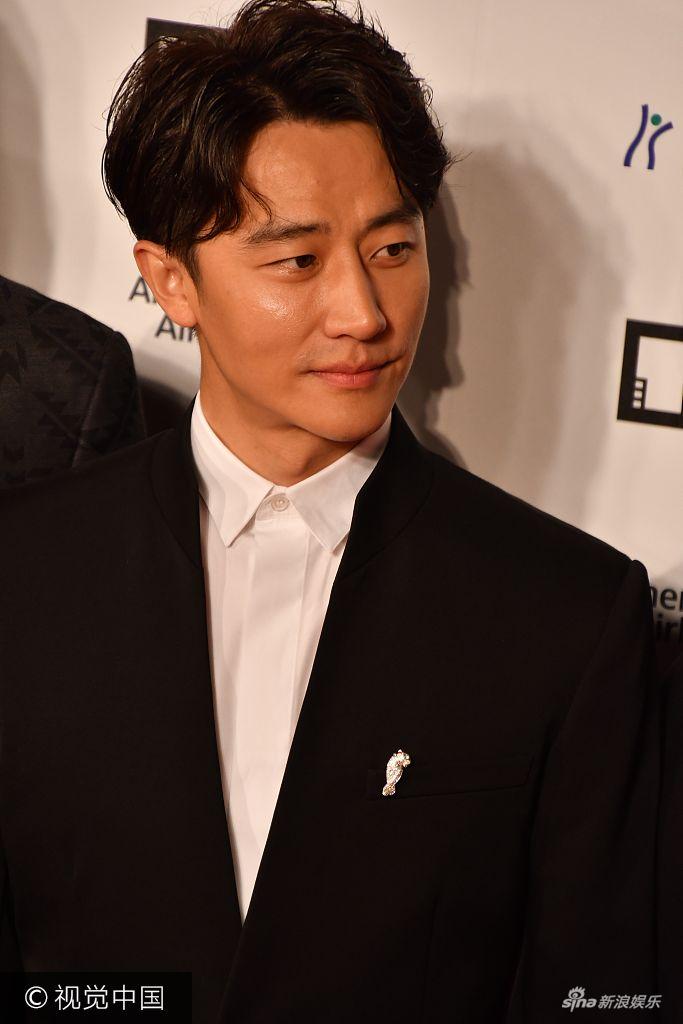 组图:《妖猫传》剧组亮相东京 黄轩染谷将太西装帅气