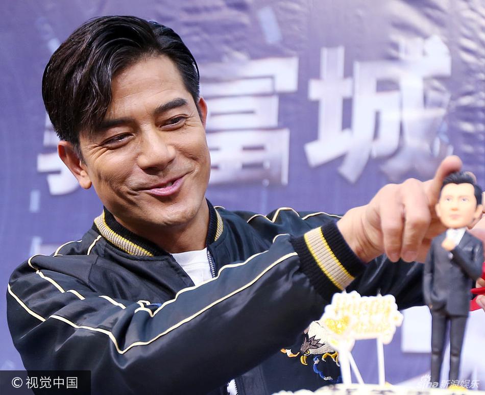 4 / 4 新浪娱乐讯 10月28日,郭富城带着新电影《密战》的主创朱一龙来