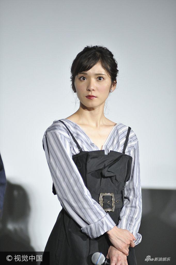 松冈茉优条纹衬衣搭配吊带裙 童颜清纯可人