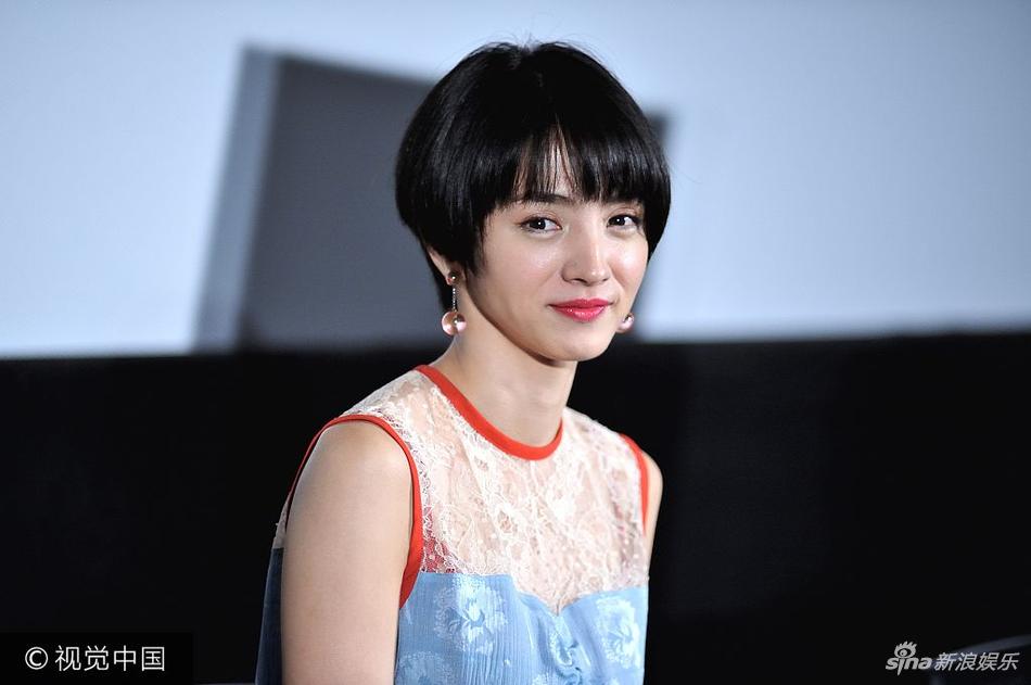 组图:《海边的生与死》满岛光蘑菇头蓝裙清新俏丽