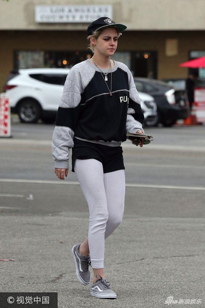 斯图尔特短裤套"秋裤"有颜任性 熊猫眼抢镜