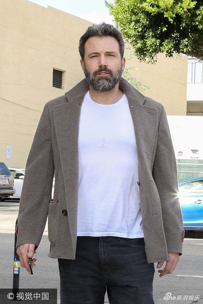 组图:本·阿弗莱克胡子拉碴走路带风 实力诠释冷漠脸