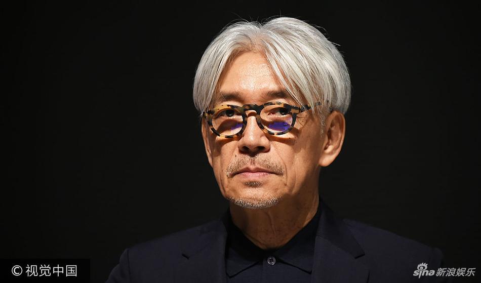组图:坂本龙一获东京电影节"武士奖"喜笑颜开