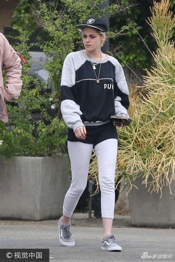 斯图尔特短裤套"秋裤"有颜任性 熊猫眼抢镜