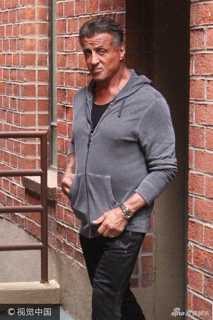 组图:史泰龙休闲风现身健硕胸肌隐现 见镜头"一脸嫌弃"