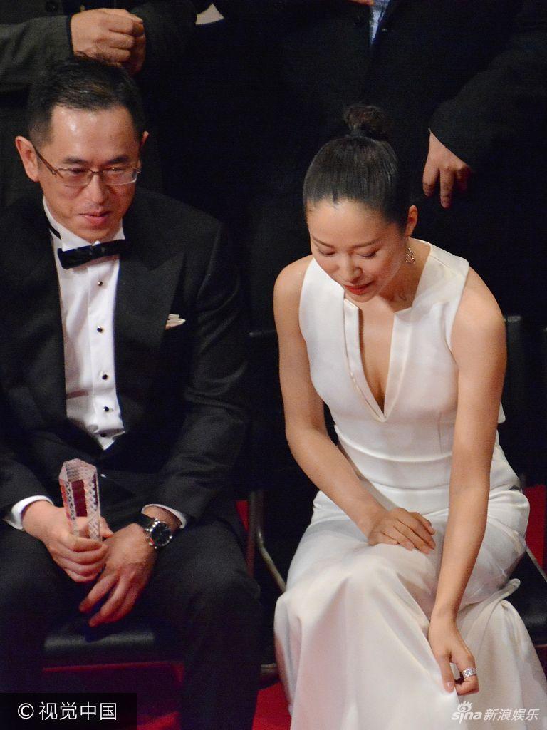 东京电影节江一燕秀深v 拥抱段奕宏开心比赞